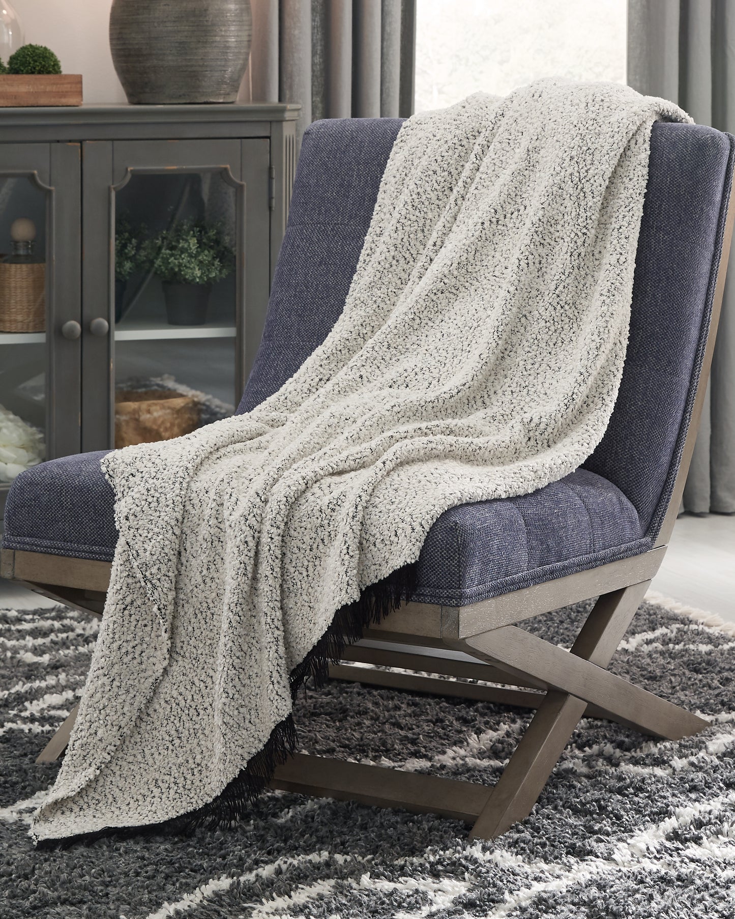 Auburndale Furniture Outlet - Ashley Furniture - Leonita Throw - Throw / Black/White - A1000769T