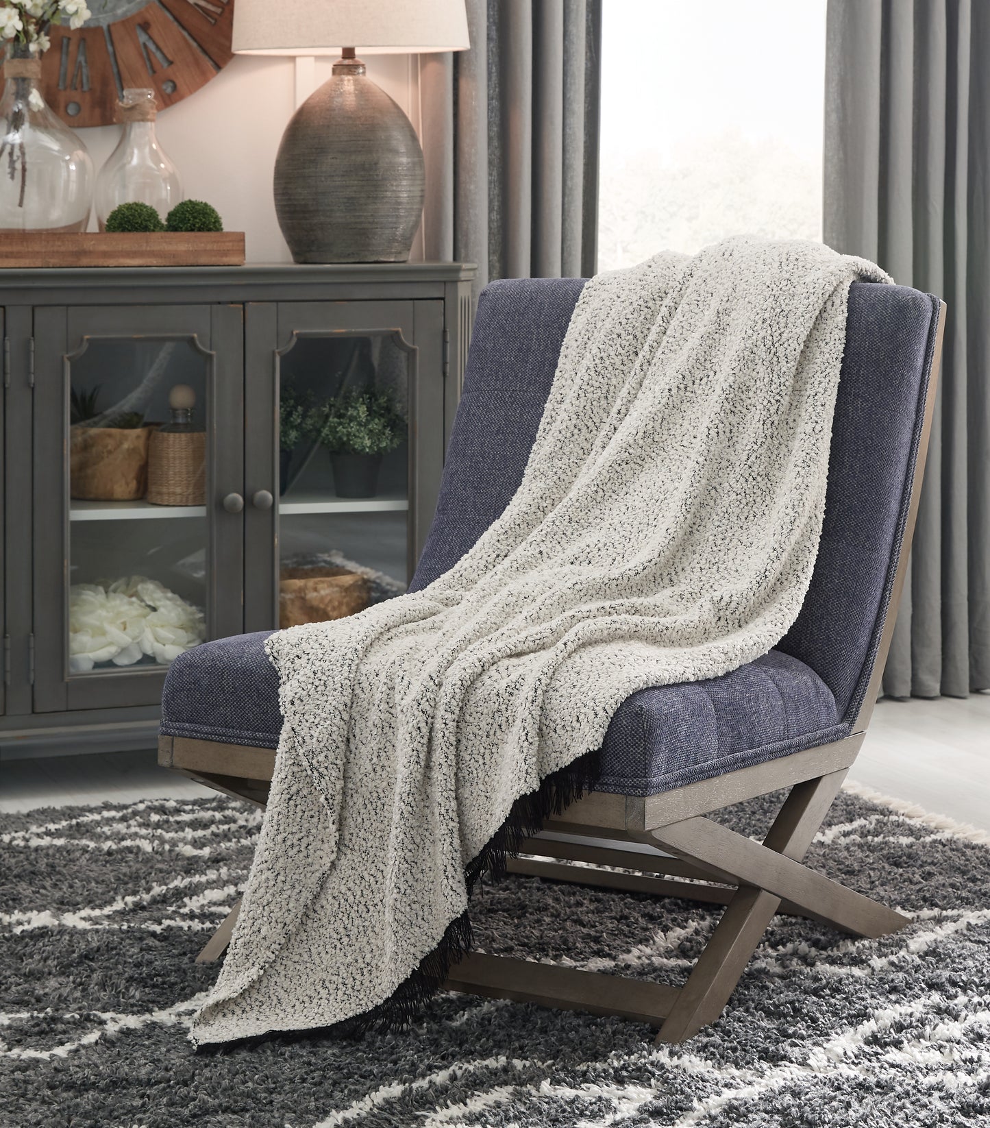Auburndale Furniture Outlet - Ashley Furniture - Leonita Throw (Set of 3) - Throw (3/CS) / Black/White - A1000769