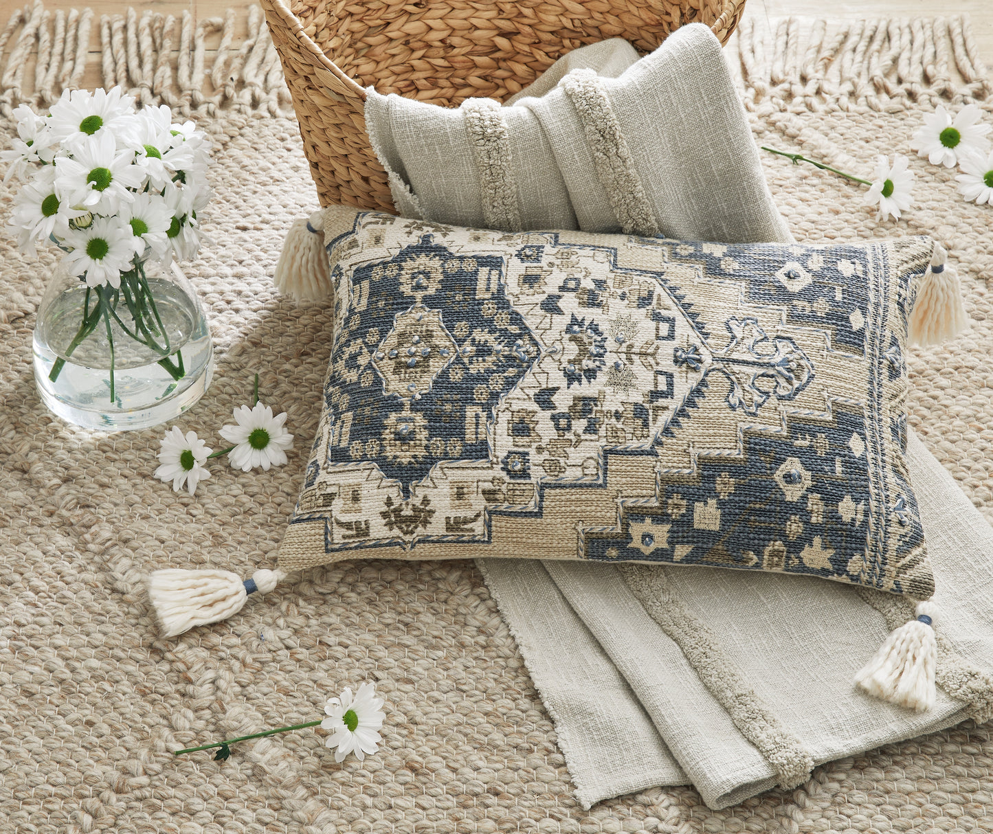 Auburndale Furniture Outlet - Ashley Furniture - Winbury Pillows - Pillow (4/CS) / Blue/Tan/White - A1001035