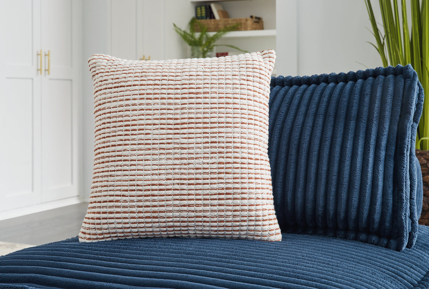 Auburndale Furniture Outlet - Ashley Furniture - Nashlin Pillows - Pillow (4/CS) / White/Rust - A1001038
