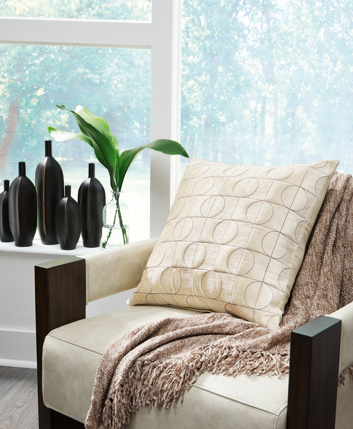 Auburndale Furniture Outlet - Ashley Furniture - Kydner Pillows - Pillow (4/CS) / Black/Silver - A1001108