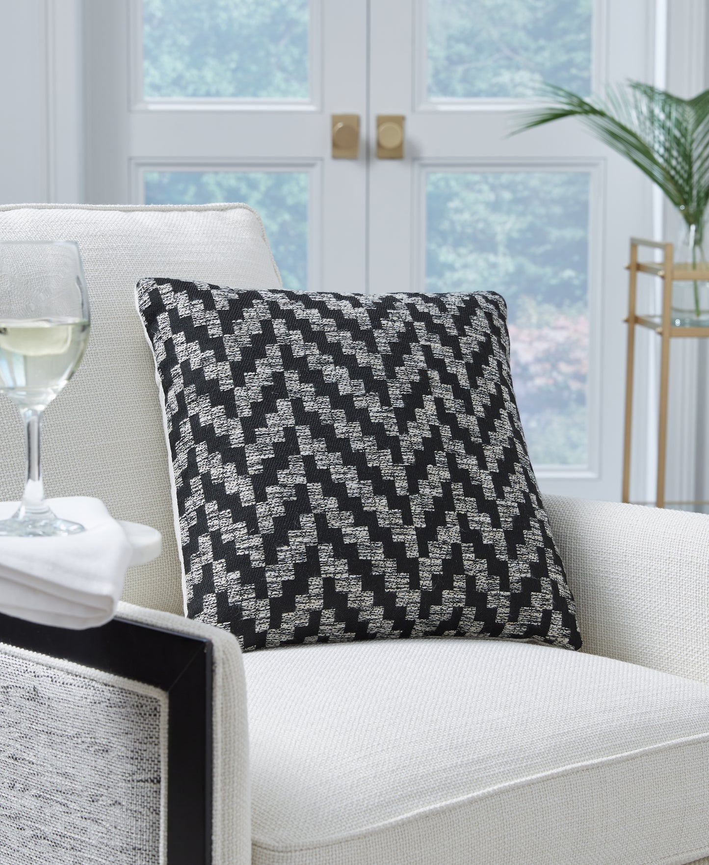 Auburndale Furniture Outlet - Ashley Furniture - Tenslock Next-Gen Nuvella Pillows - Pillow (4/CS) / Black/White - A1900011