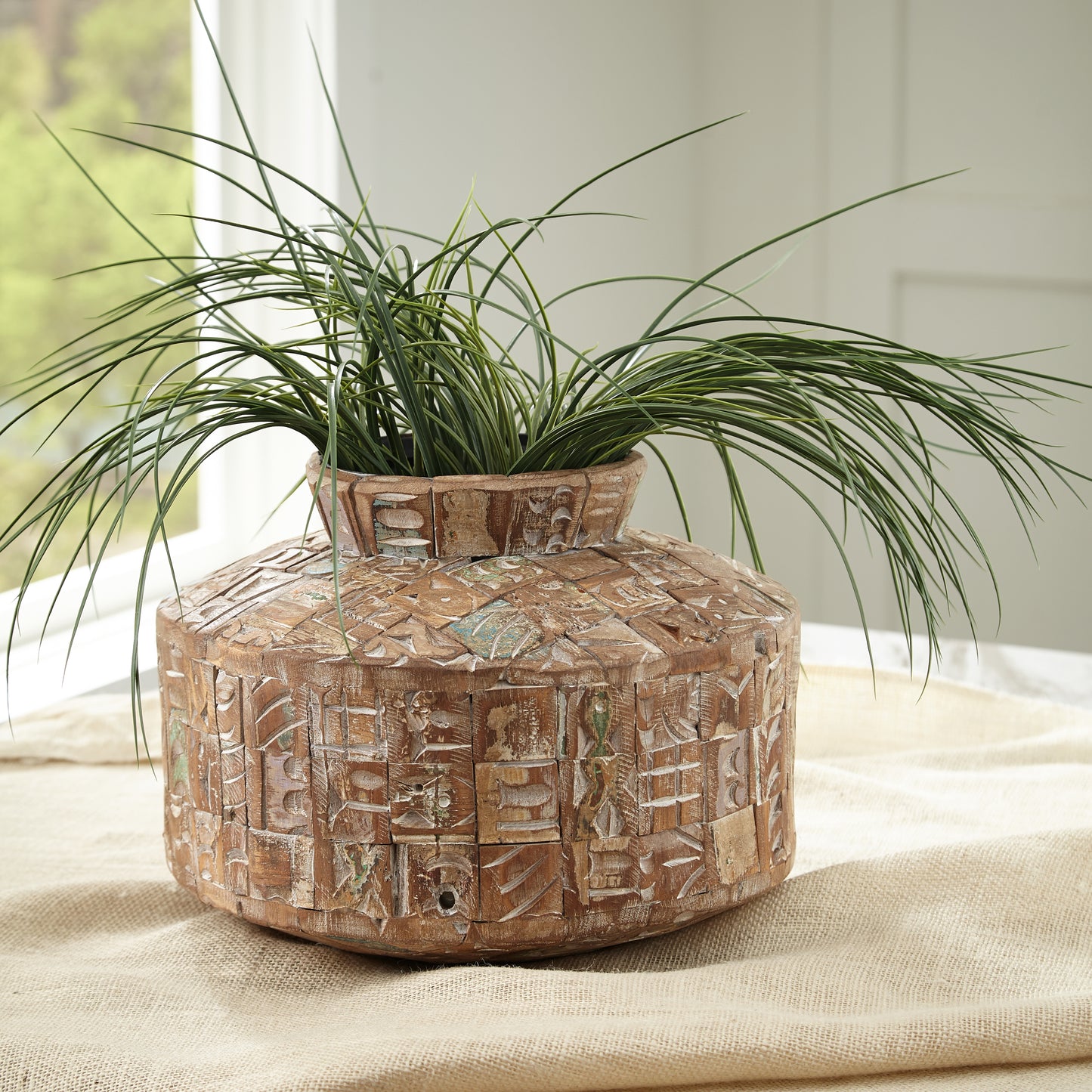 Auburndale Furniture Outlet - Ashley Furniture - Meltland Vase - Vase / Natural/Black - A2000557