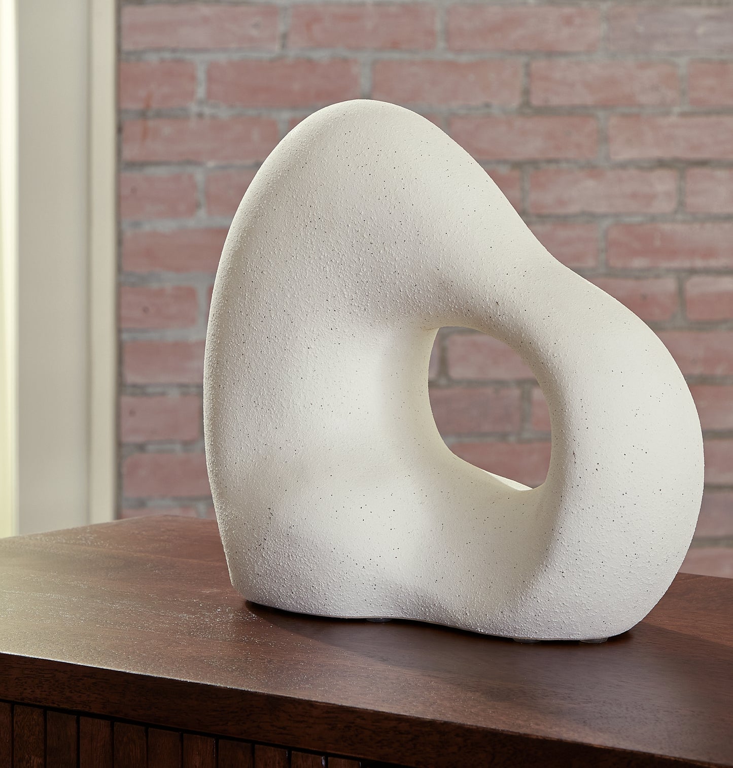 Auburndale Furniture Outlet - Ashley Furniture - Arthrow Sculpture - Sculpture / Off White - A2000649