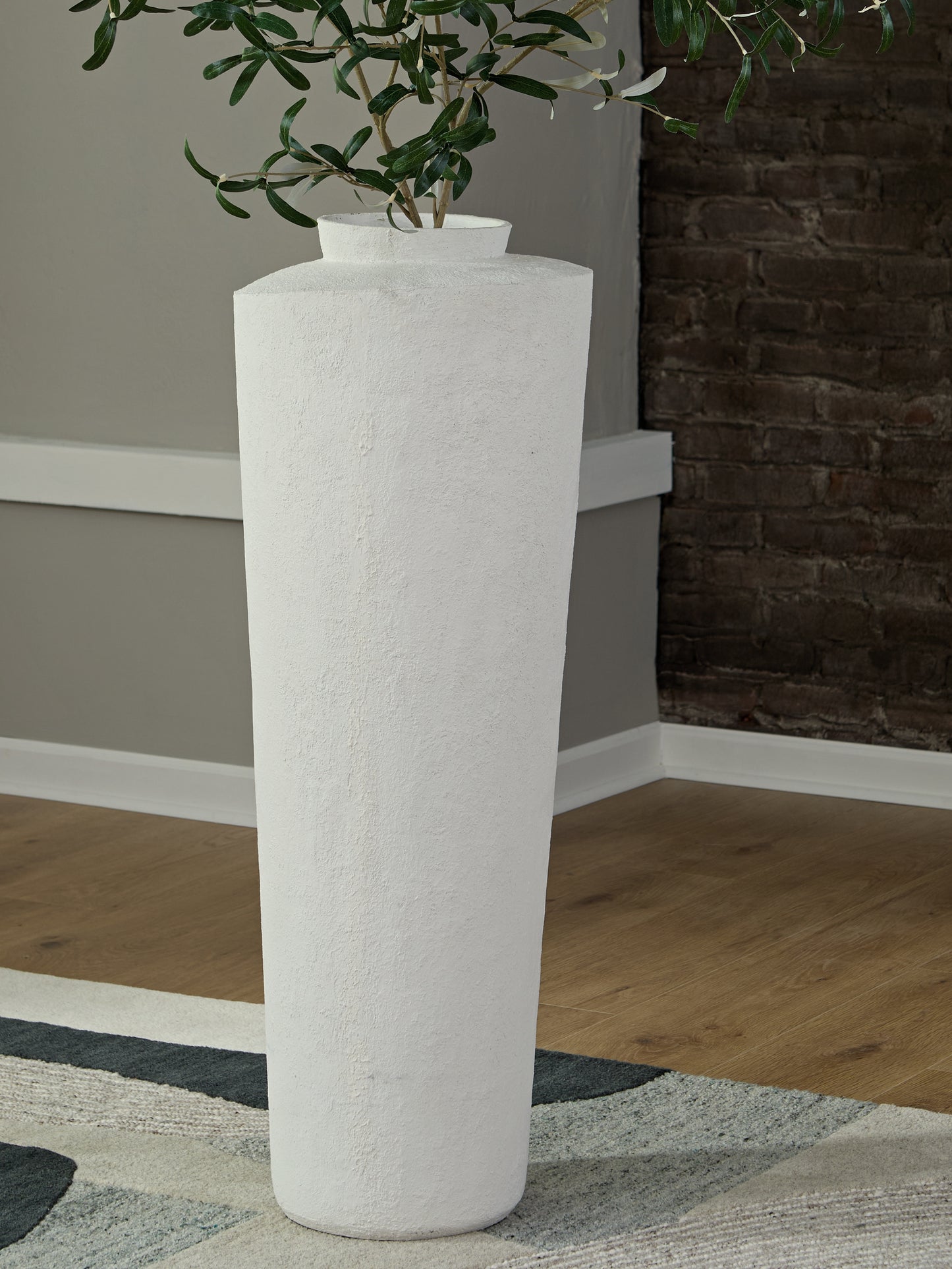Auburndale Furniture Outlet - Ashley Furniture - Flurinworth Vase - Vase / Cream - A2000769