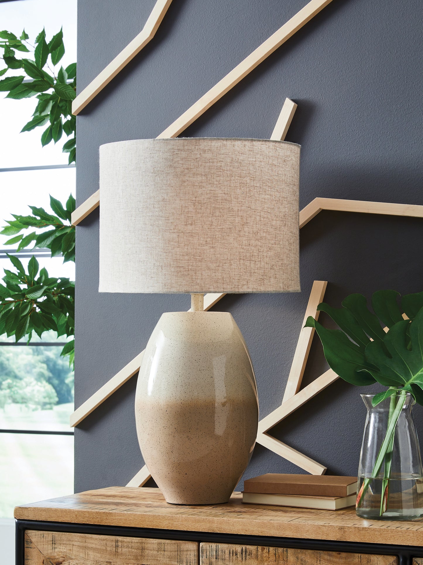 Auburndale Furniture Outlet - Ashley Furniture - Linas Lighting - Metal Table Lamp (1/CN) / Cream/Beige - L207594