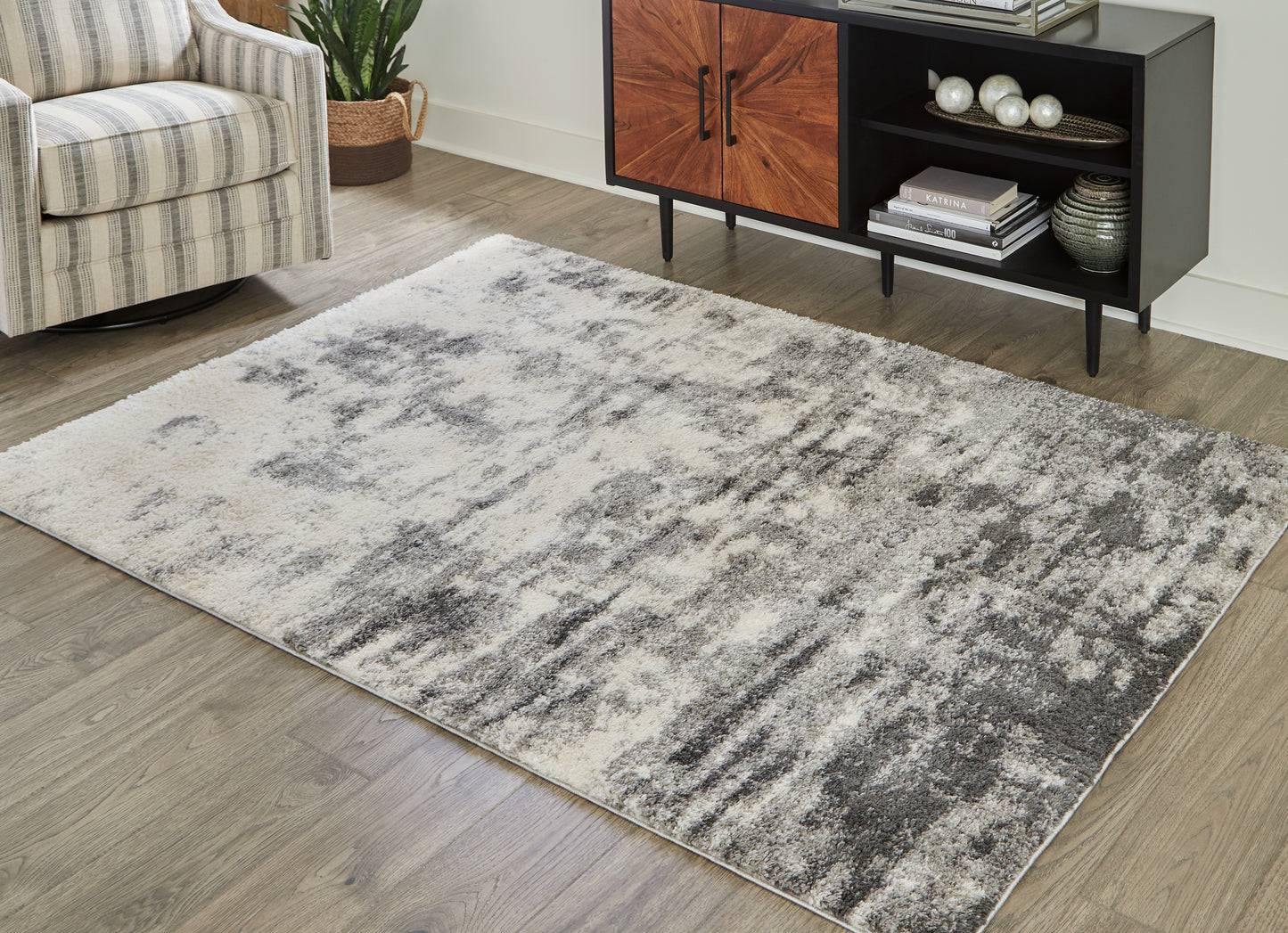 Auburndale Furniture Outlet - Ashley Furniture - Gerdie Rug - 5'3" x 7'3" Rug / Cream/Gray - R404992