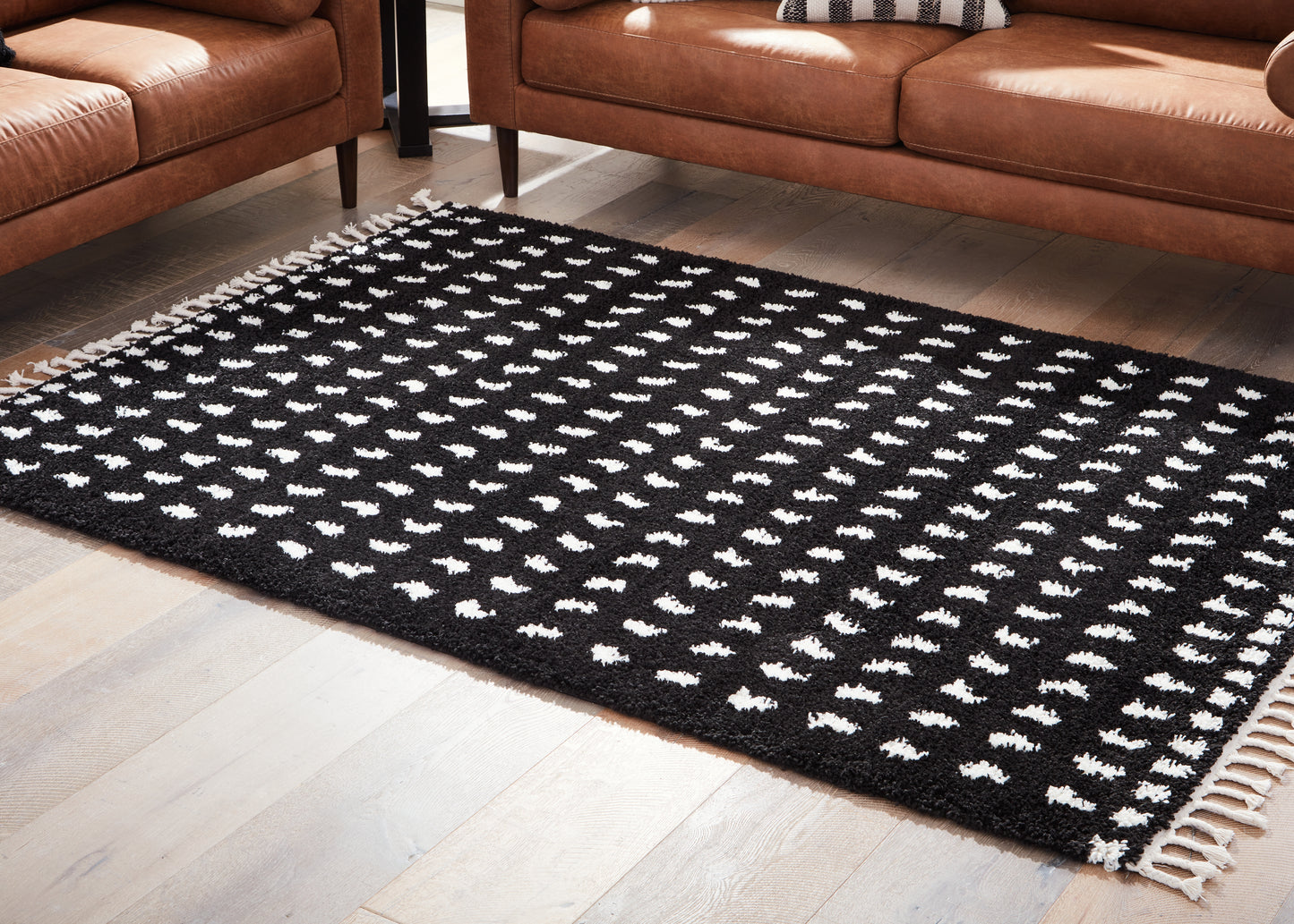 Auburndale Furniture Outlet - Ashley Furniture - Minston Rug - 8' x 10' Rug / Black/White - R405951