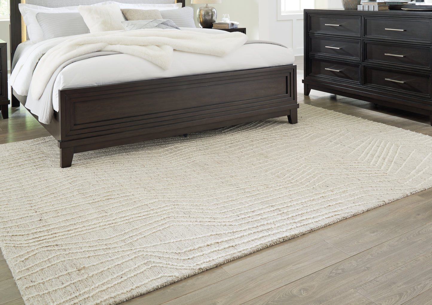 Auburndale Furniture Outlet - Ashley Furniture - Varahill Rug - 8' x 10' Rug / Gray/Ivory - R406931