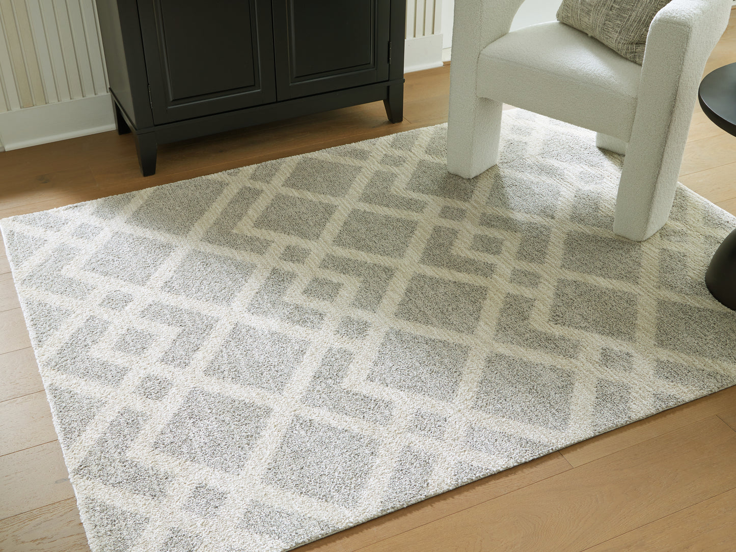 Auburndale Furniture Outlet - Ashley Furniture - Unawick Rug - Medium Rug / Gray/Ivory - R407332