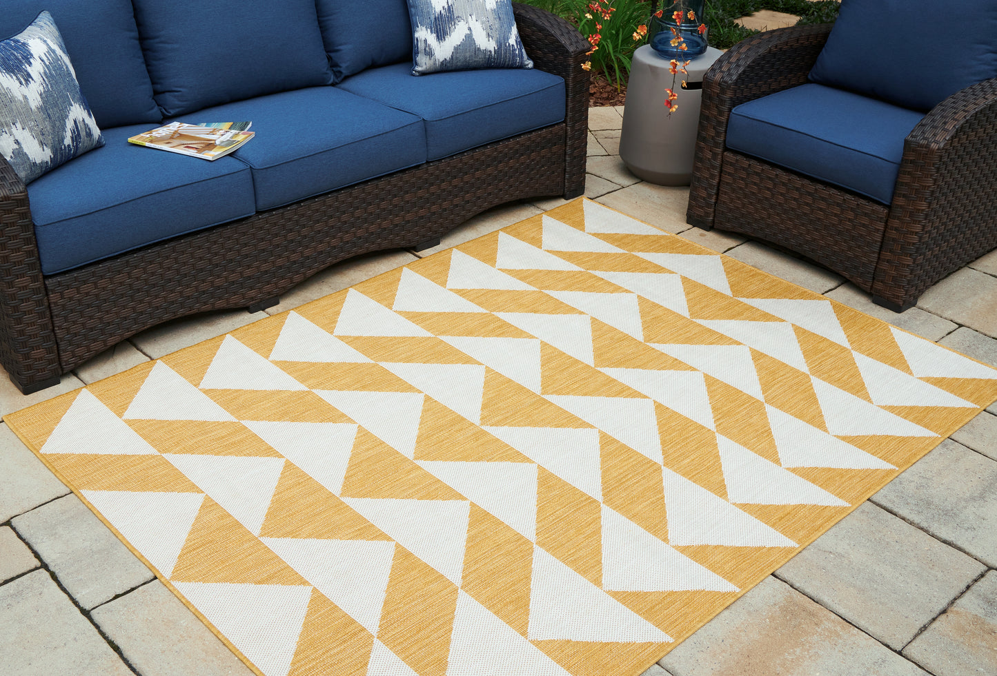 Auburndale Furniture Outlet - Ashley Furniture - Thomley Rug - 5' x 7' Rug / Ivory/Yellow - R900062