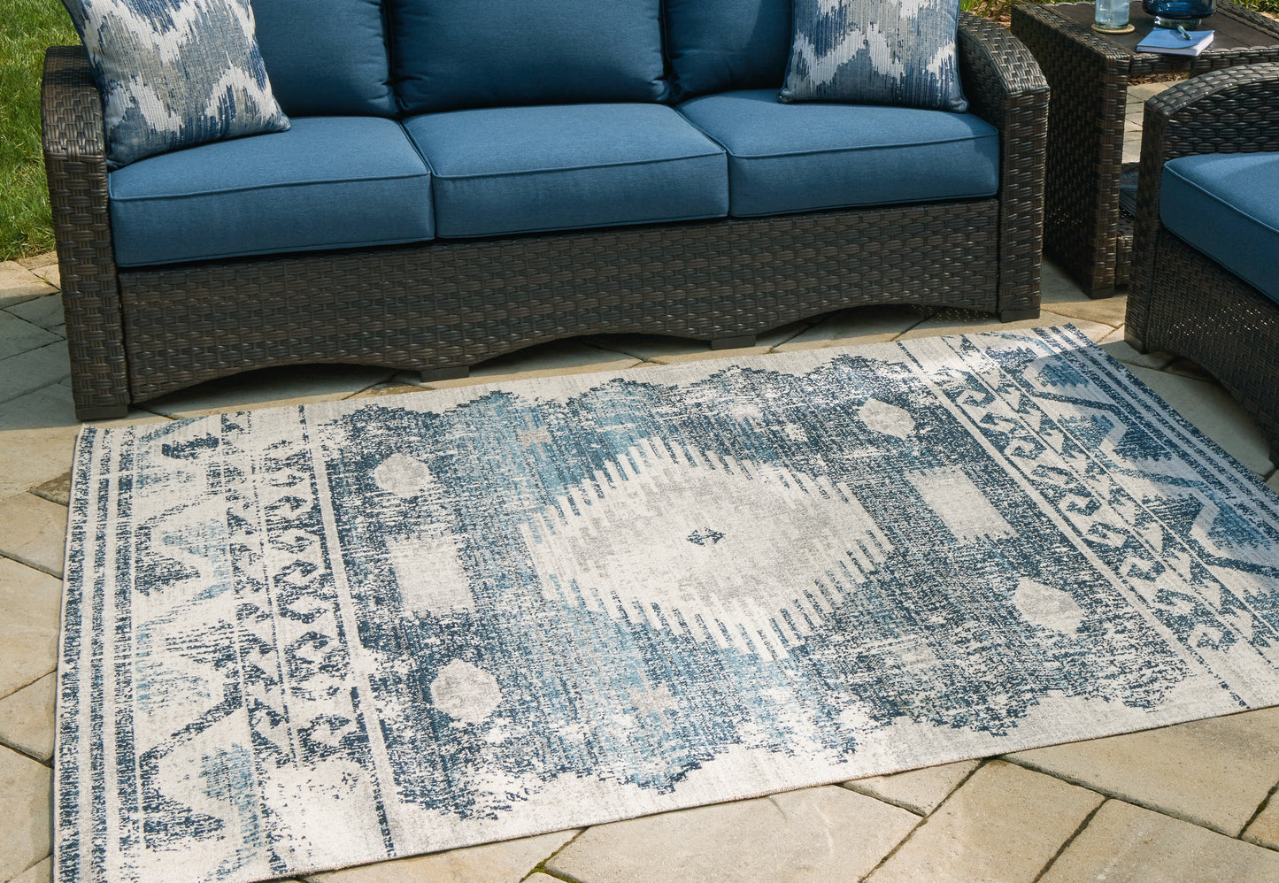 Auburndale Furniture Outlet - Ashley Furniture - Daddridge Rug - 8' x 10' Rug / Blue/Gray/Ivory - R900101