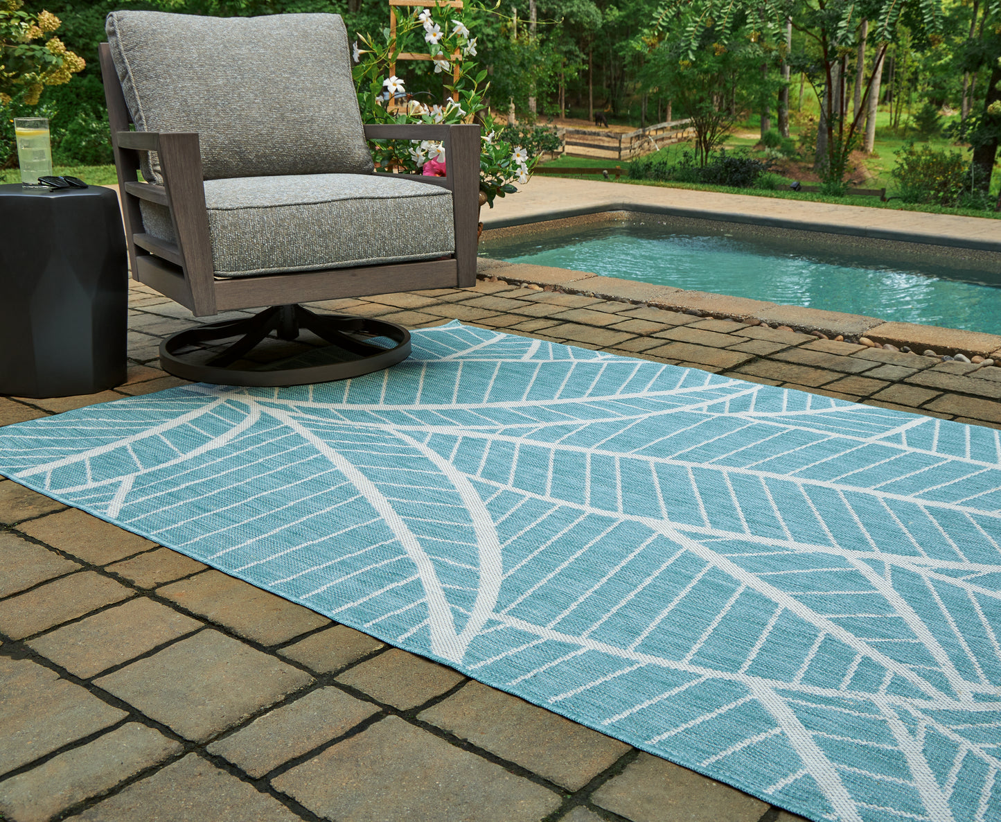 Auburndale Furniture Outlet - Ashley Furniture - Hulsia Rug - 5' x 7' Rug / Ivory/Aqua - R900122