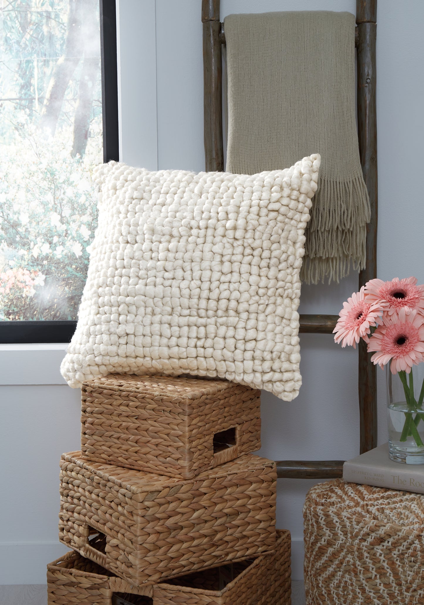 Auburndale Furniture Outlet - Ashley Furniture - Aavie Pillows - Pillow / Ivory - A1000956P