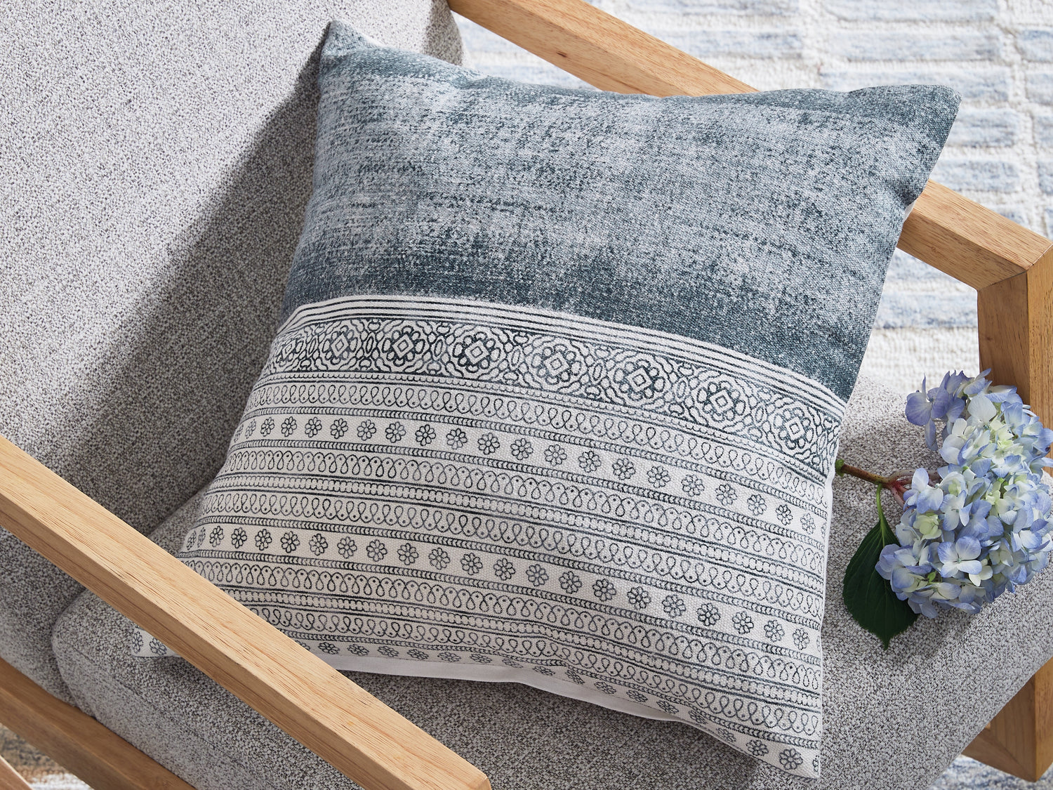Auburndale Furniture Outlet - Ashley Furniture - Harperville Pillows - Pillow (4/CS) / Blue/White - A1001127