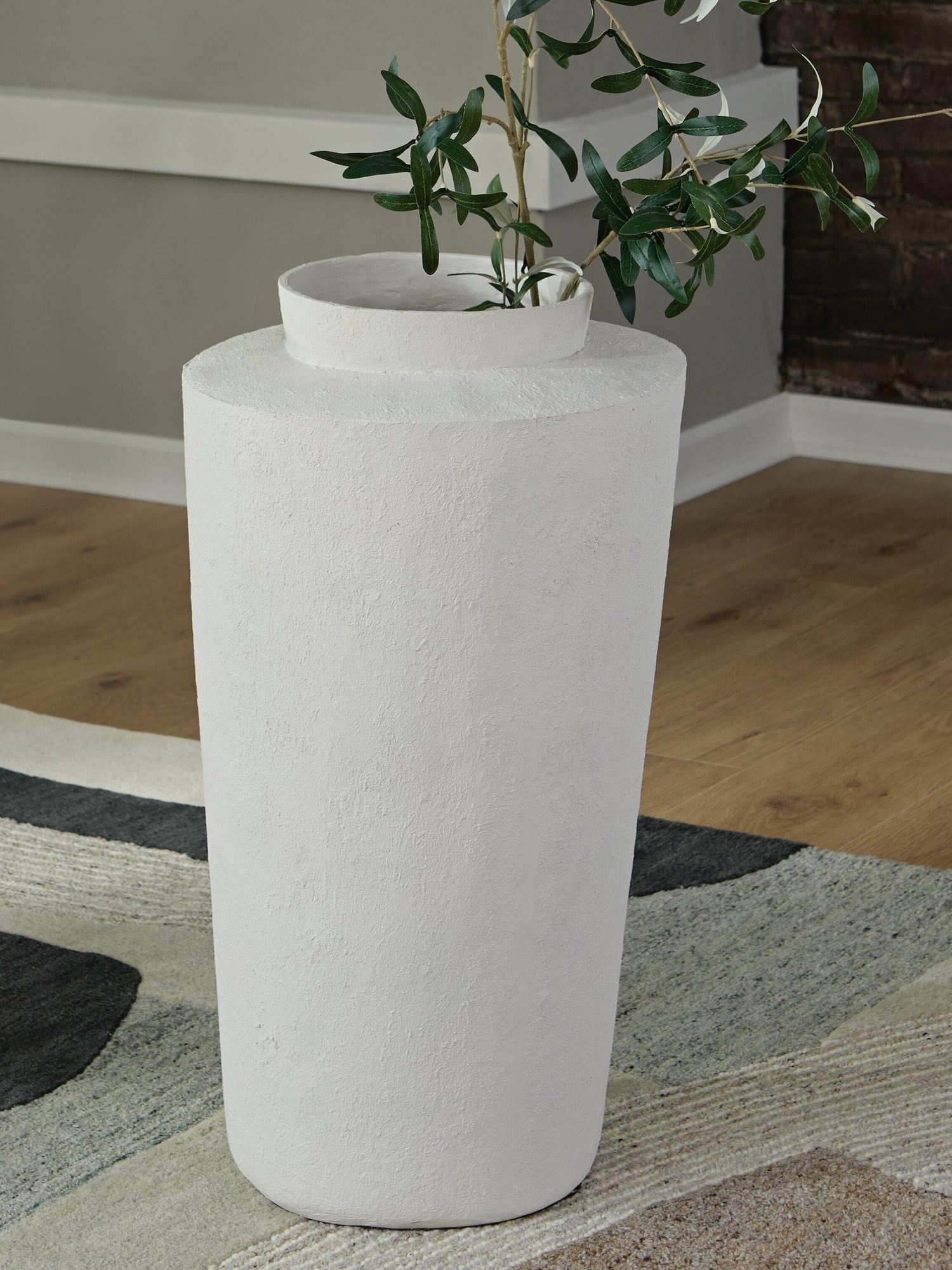 Auburndale Furniture Outlet - Ashley Furniture - Flurinworth Vase - Vase - A2000768