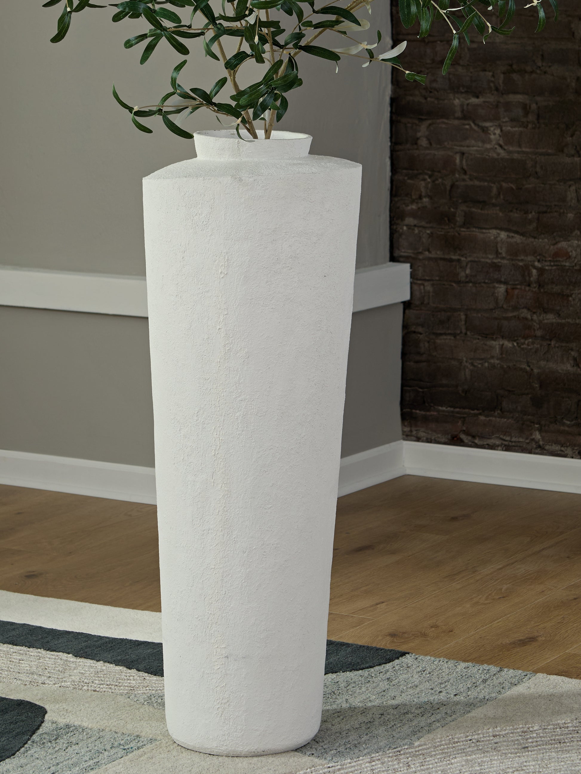 Auburndale Furniture Outlet - Ashley Furniture - Flurinworth Vase - Vase / Cream - A2000769