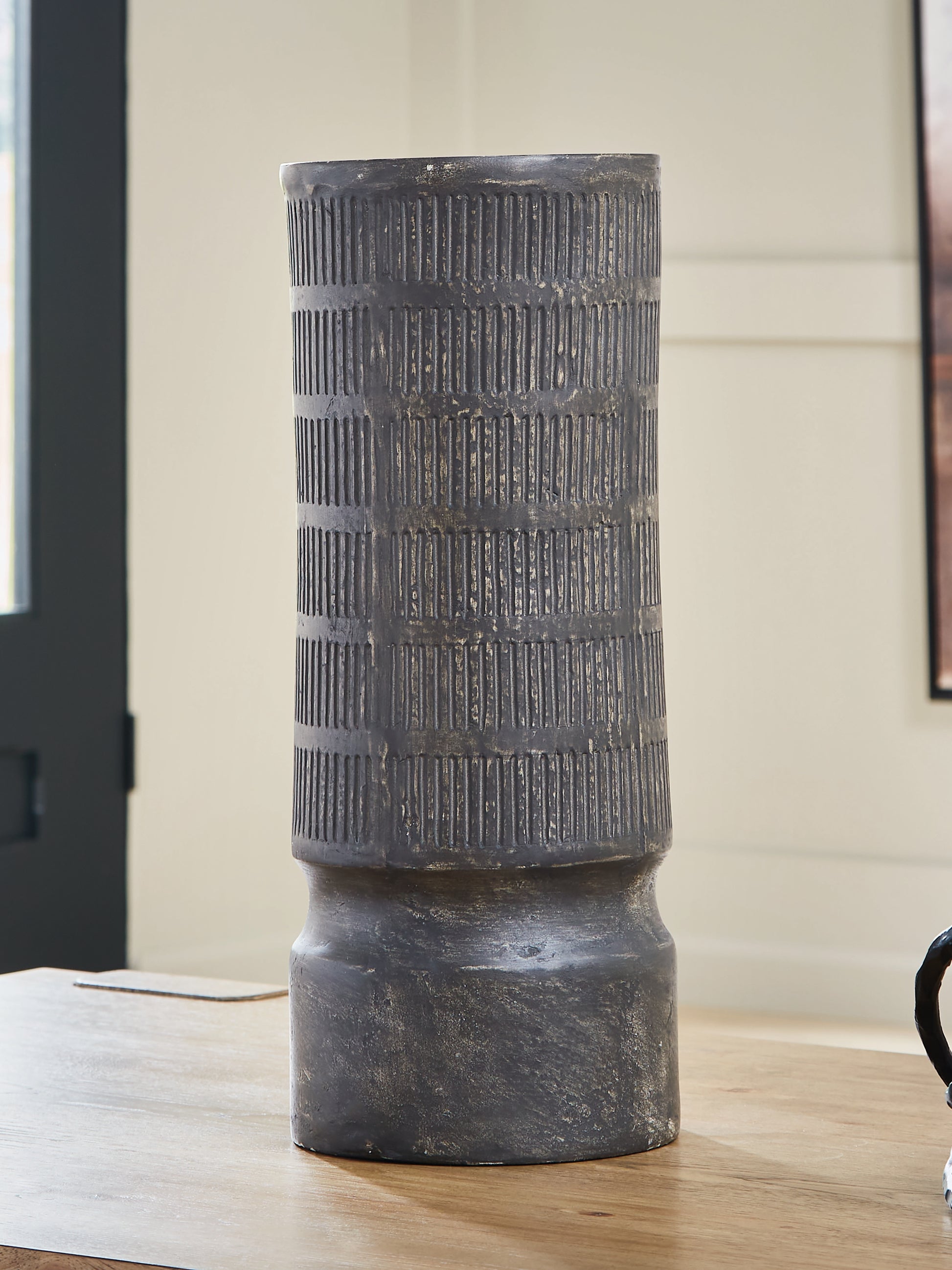 Auburndale Furniture Outlet - Ashley Furniture - Beninworth Vase - Vase - A2000879