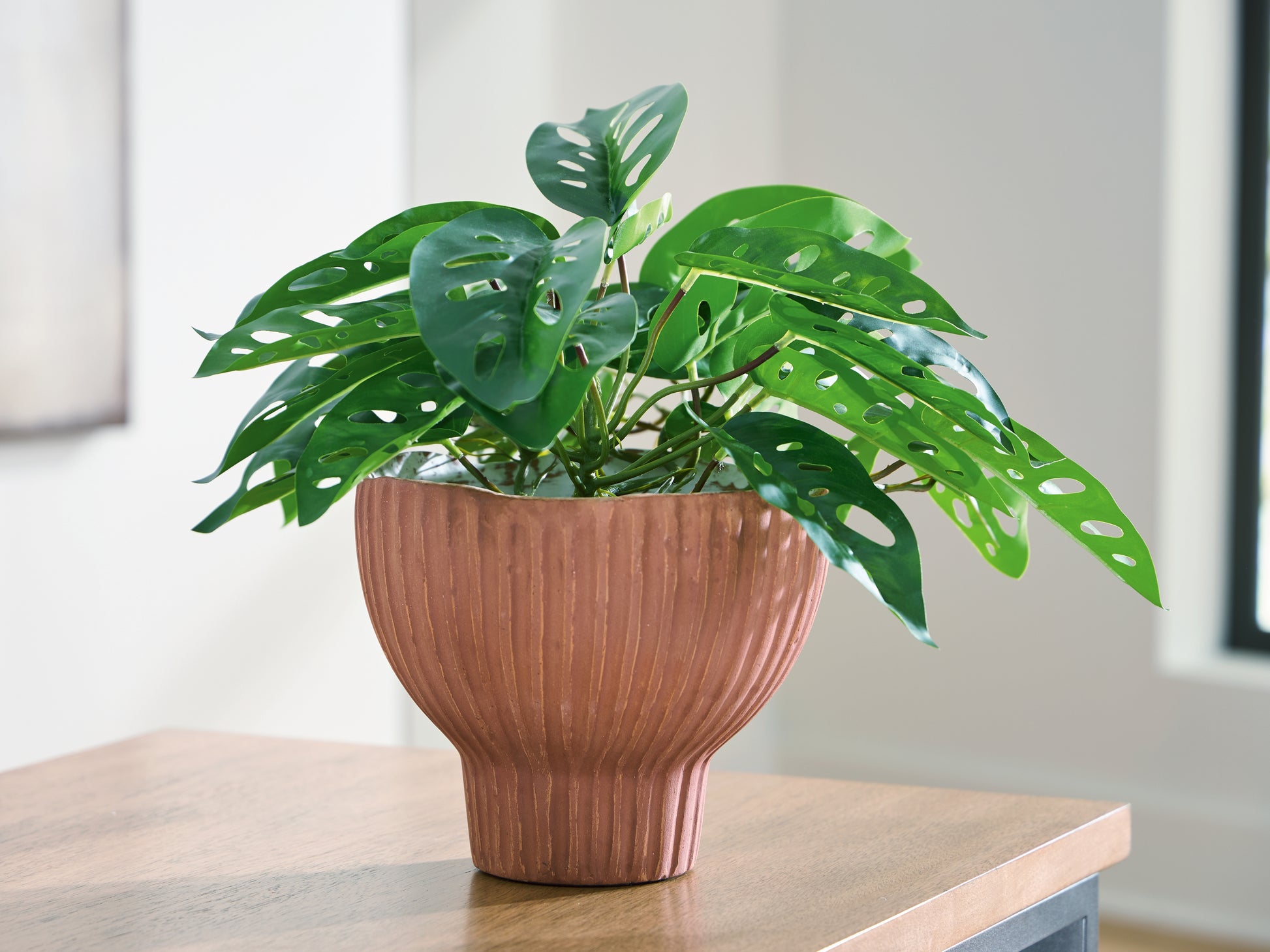 Auburndale Furniture Outlet - Ashley Furniture - Orban Vase - Vase - A2000886