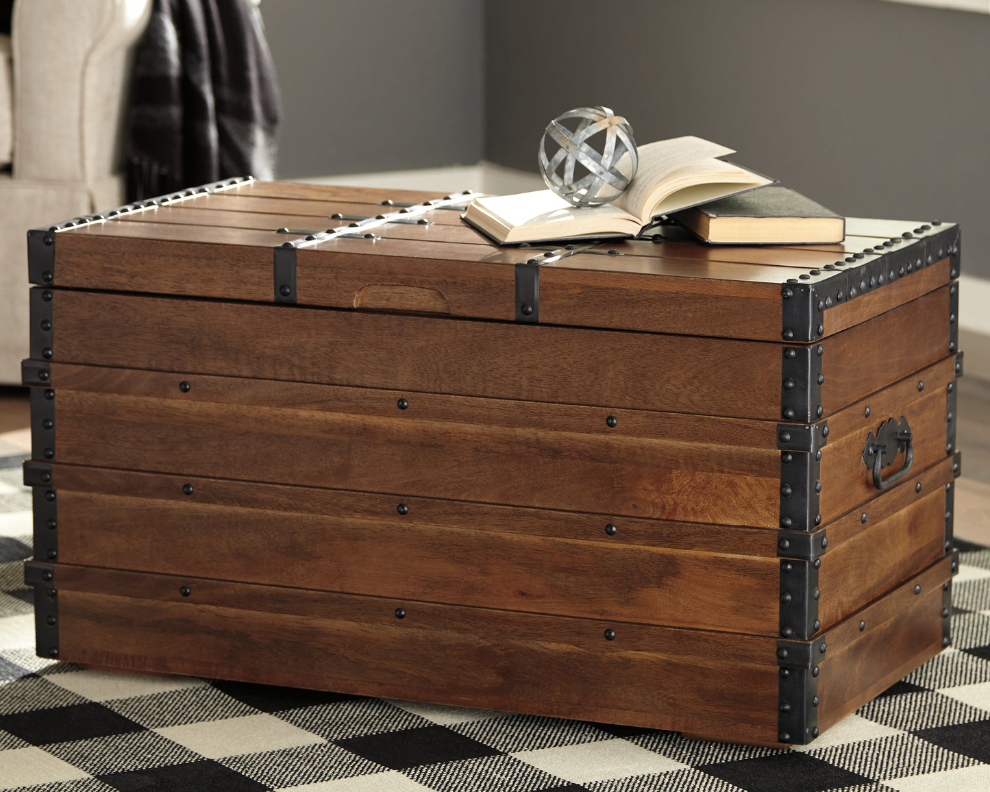 Auburndale Furniture Outlet - Ashley Furniture - Kettleby Storage Trunk - Storage Trunk / Brown - A4000096