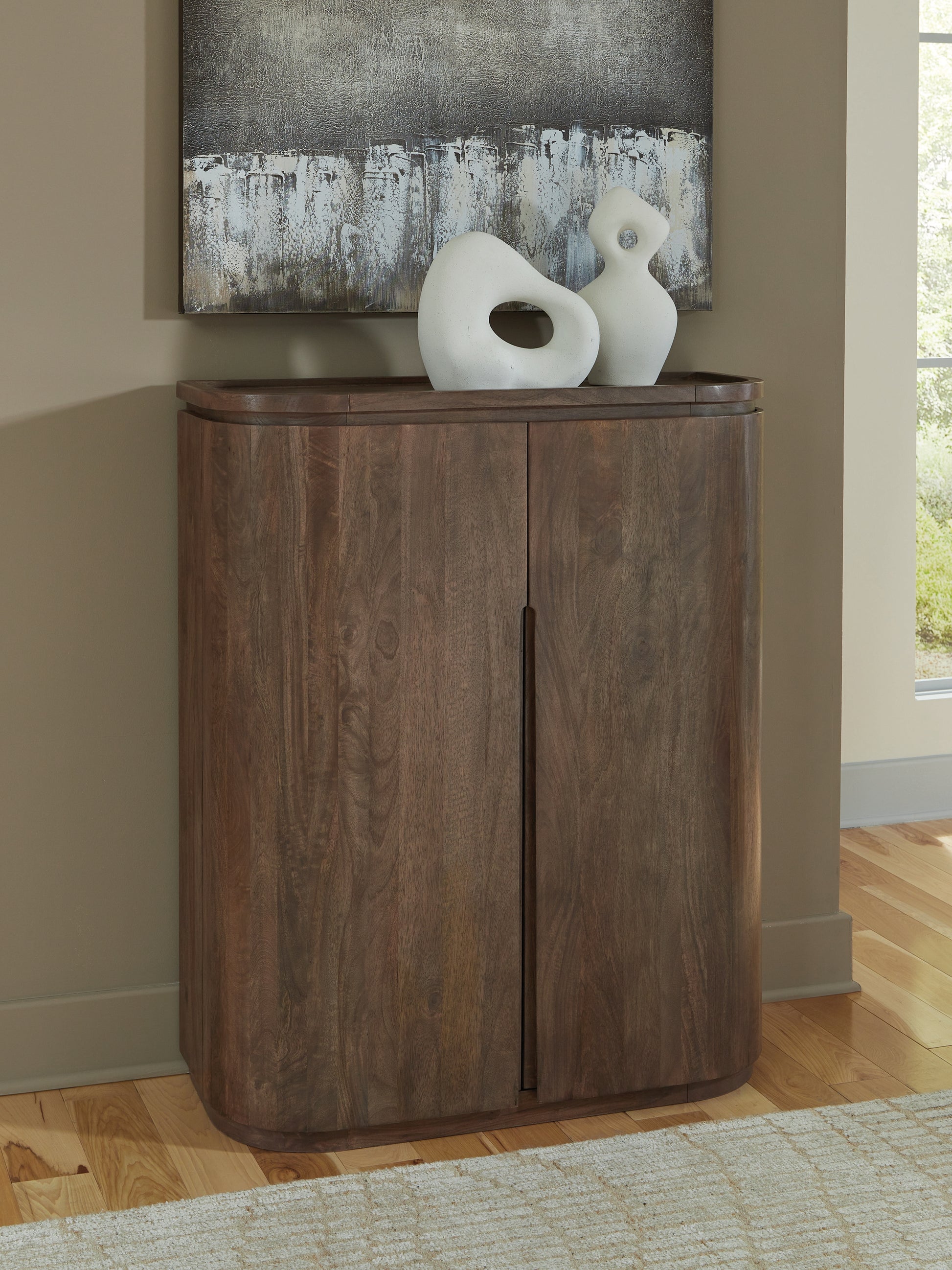 Auburndale Furniture Outlet - Ashley Furniture - Landermont Bar Cabinet - Bar Cabinet / Medium Brown - A4000697