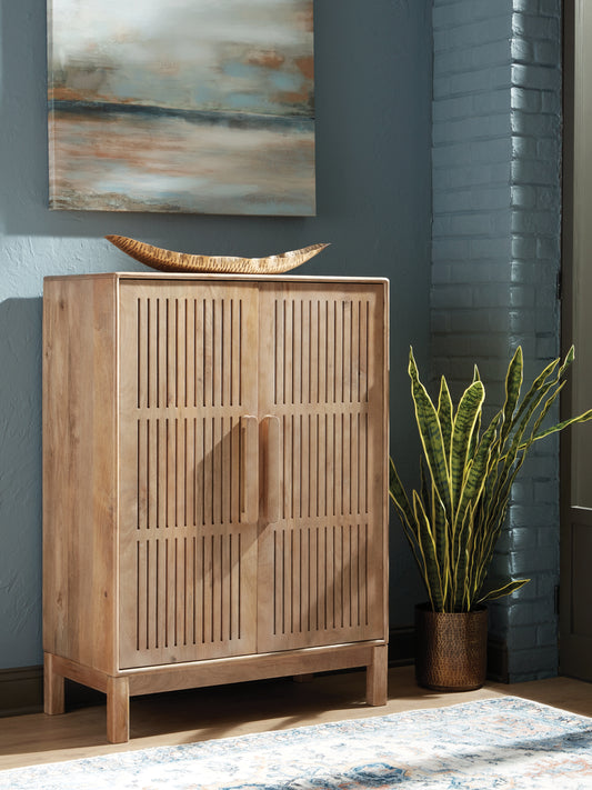 Auburndale Furniture Outlet - Ashley Furniture - Pellamour Bar Cabinet - Bar Cabinet / Natural Brown - A4000698