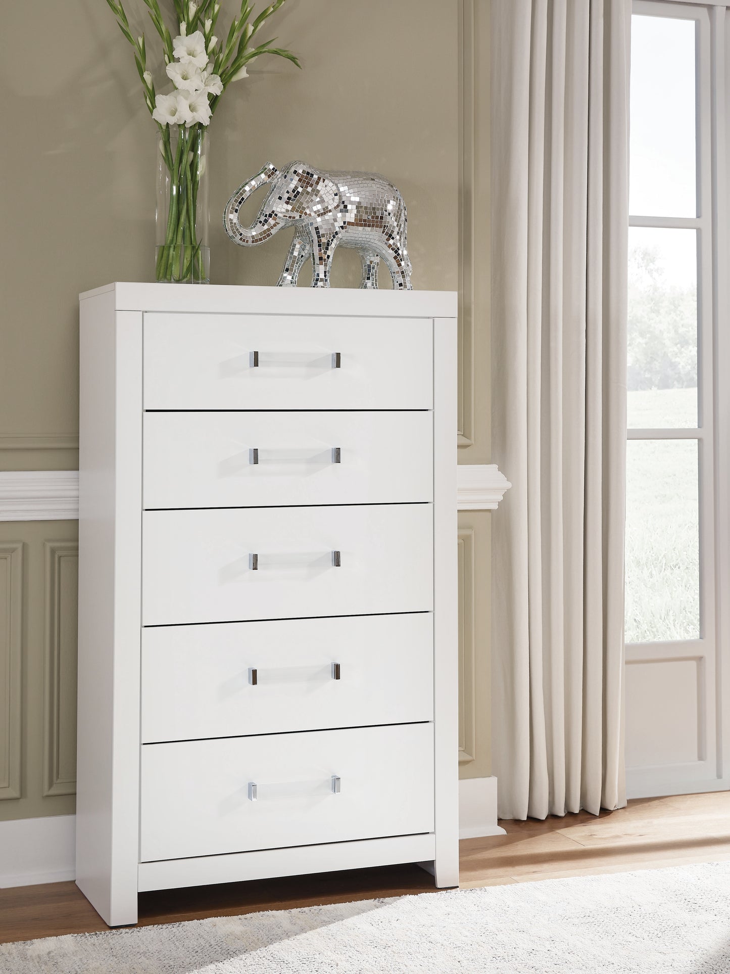 Auburndale Furniture Outlet - Ashley Furniture - Maeling Bedroom - Five Drawer Chest / White - PCB1119-46