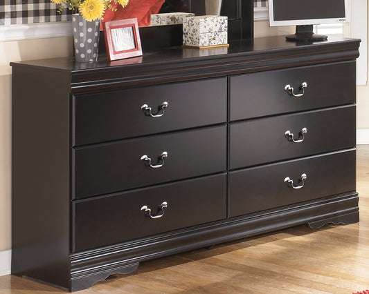 Auburndale Furniture Outlet - Ashley Furniture - Huey Vineyard Bedroom - Six Drawer Dresser / Black - B128-31