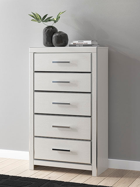 Auburndale Furniture Outlet - Ashley Furniture - Zuraleus Bedroom - Five Drawer Chest / White - PCB3381-46