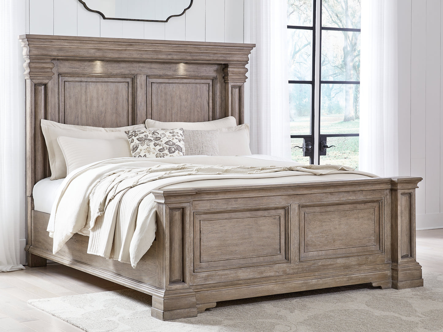 Auburndale Furniture Outlet - Ashley Furniture - Blairhurst Bedroom - King Panel Bed / Light Grayish Brown - B916B4