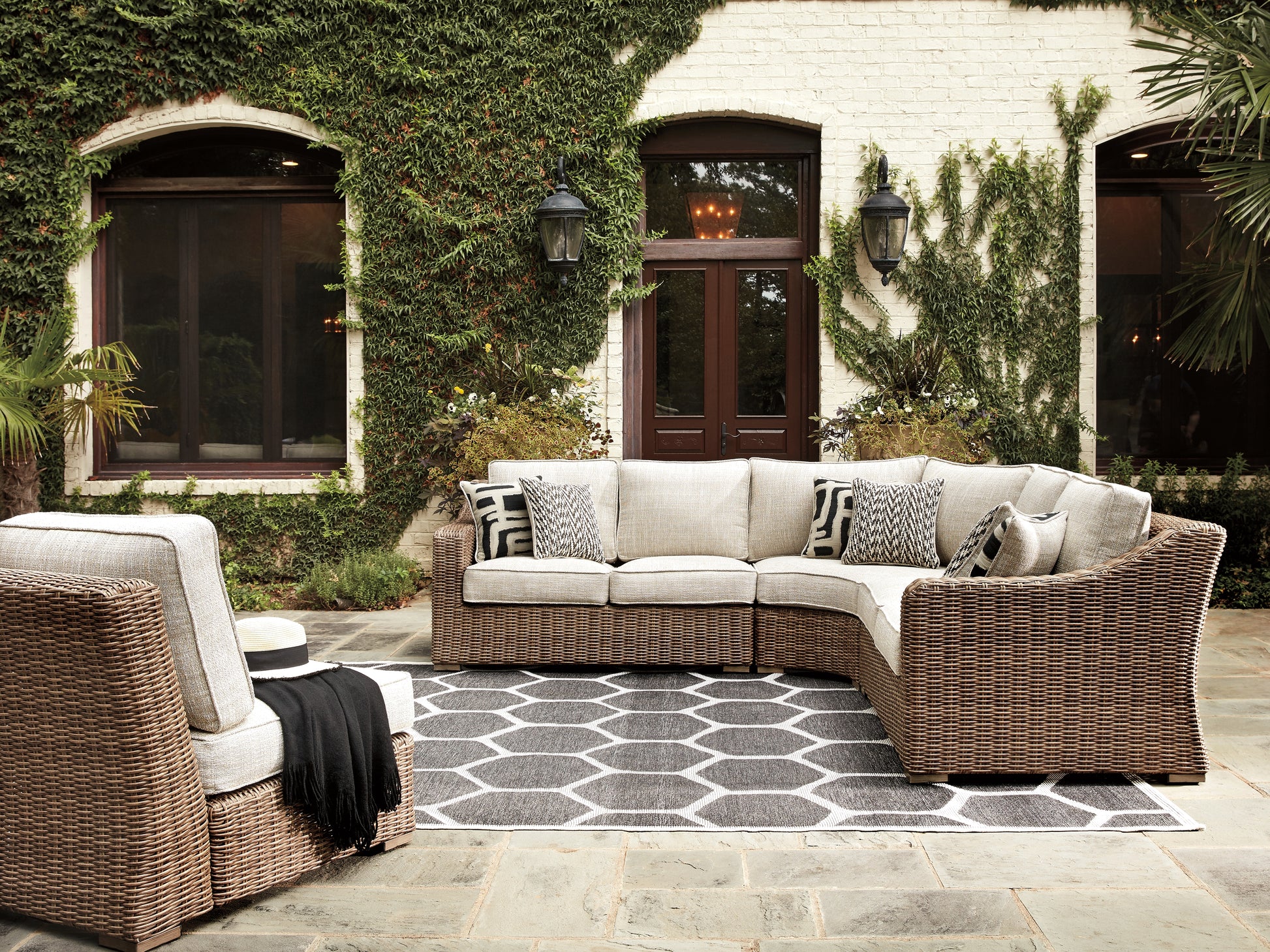 Auburndale Furniture Outlet - Ashley Furniture - Beachcroft Outdoor - 5-Piece Outdoor Seating Set / Beige - P791P8
