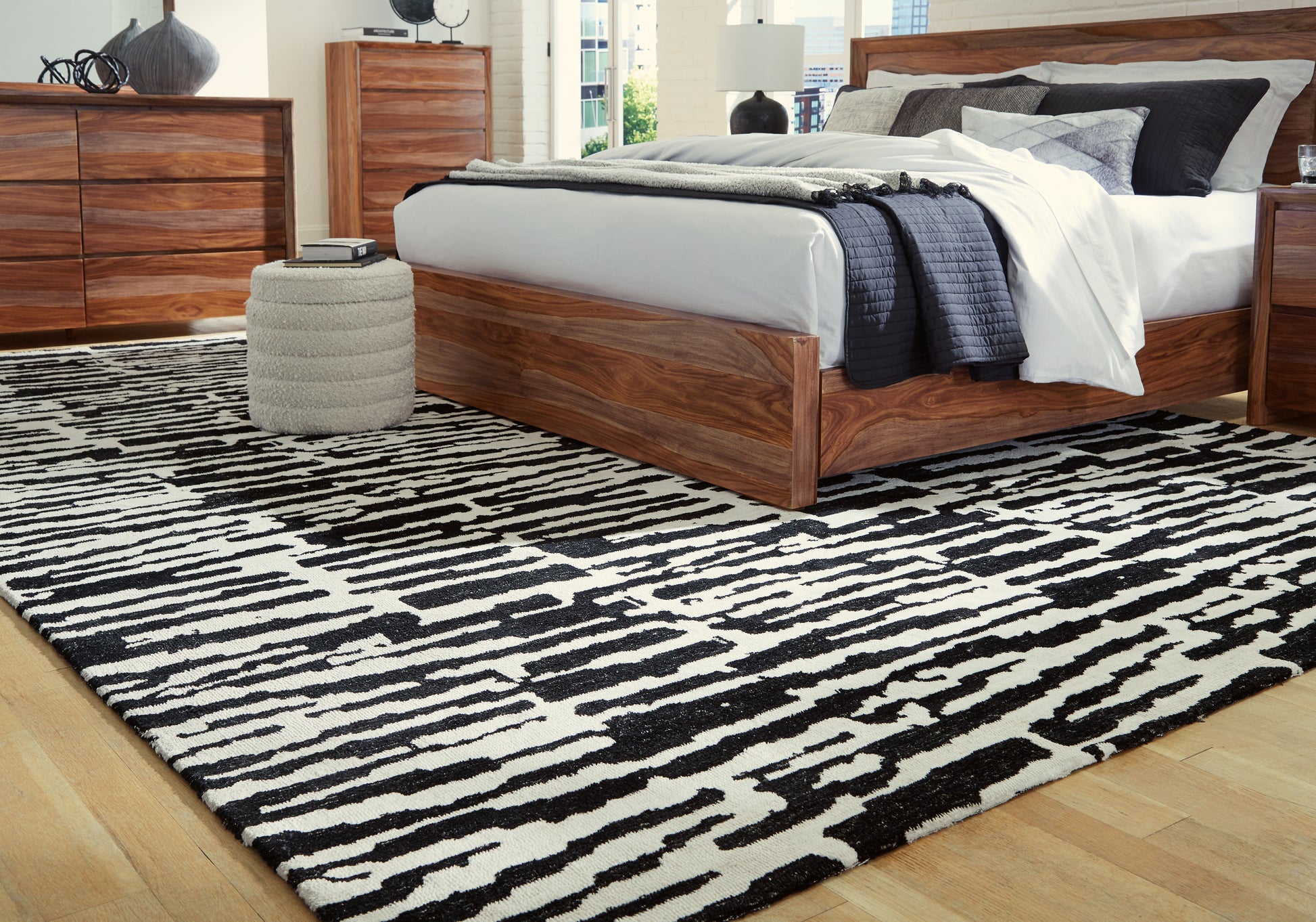 Auburndale Furniture Outlet - Ashley Furniture - Bramshaw Rug - 5' x 7' Rug / Black/Ivory - R406762
