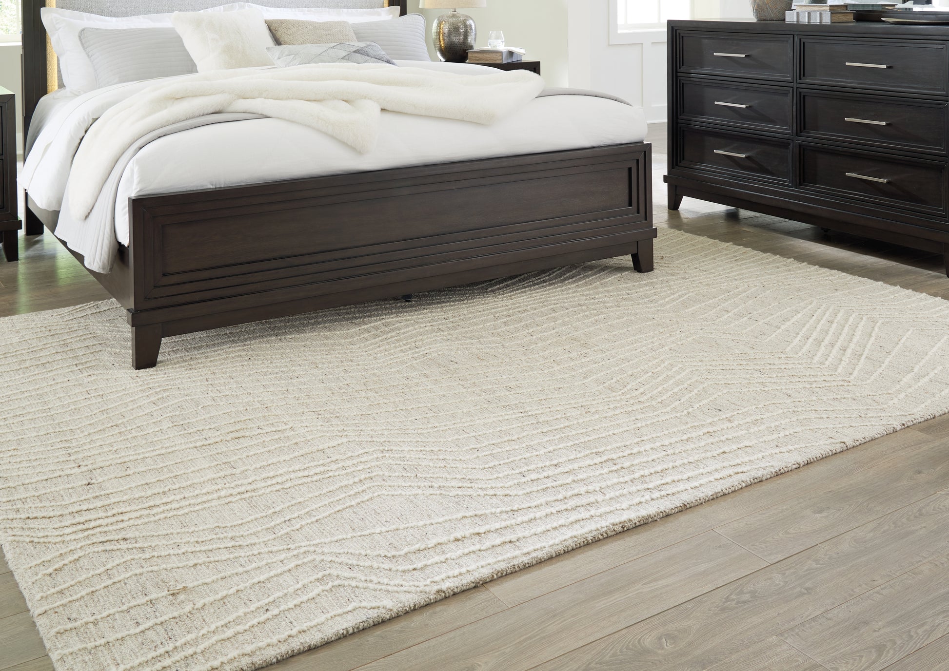 Auburndale Furniture Outlet - Ashley Furniture - Varahill Rug - 8' x 10' Rug / Gray/Ivory - R406931