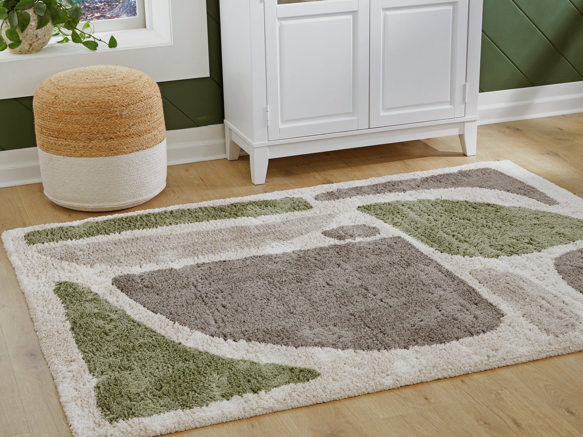 Auburndale Furniture Outlet - Ashley Furniture - Anburgh Rug - Medium Rug / Green/Gray/Ivory - R407352