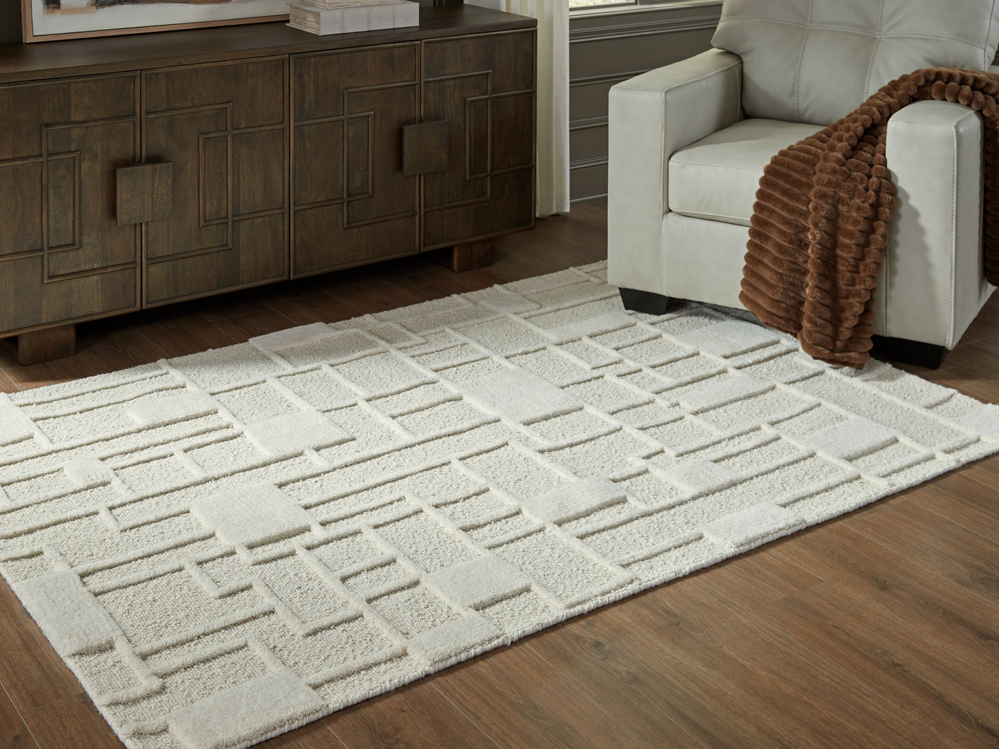 Auburndale Furniture Outlet - Ashley Furniture - Empriss Rug - 5' x 7' Area Rug / Ivory - R407622