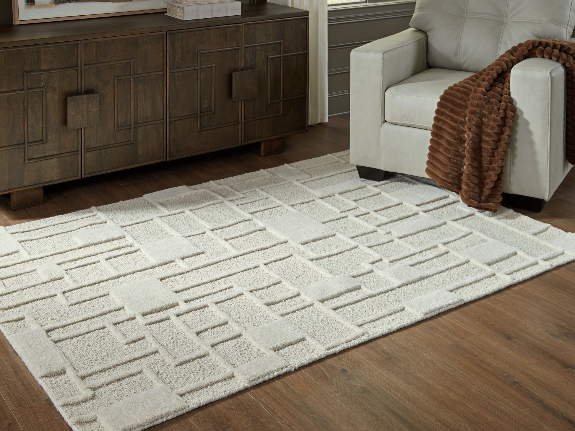 Auburndale Furniture Outlet - Ashley Furniture - Empriss Rug - 5' x 7' Area Rug / Ivory - R407622