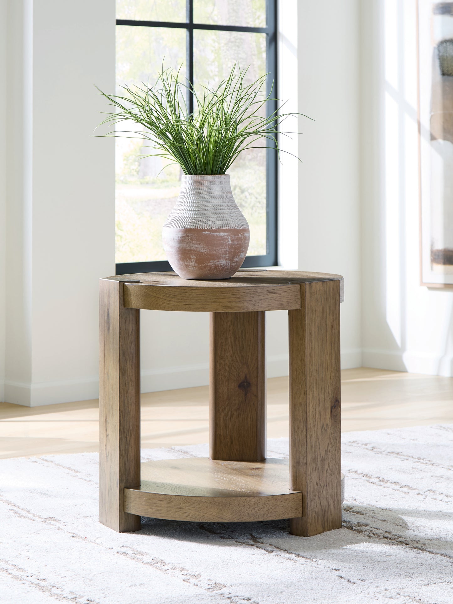 Auburndale Furniture Outlet - Ashley Furniture - Flangren End Table - Round End Table - T553-6